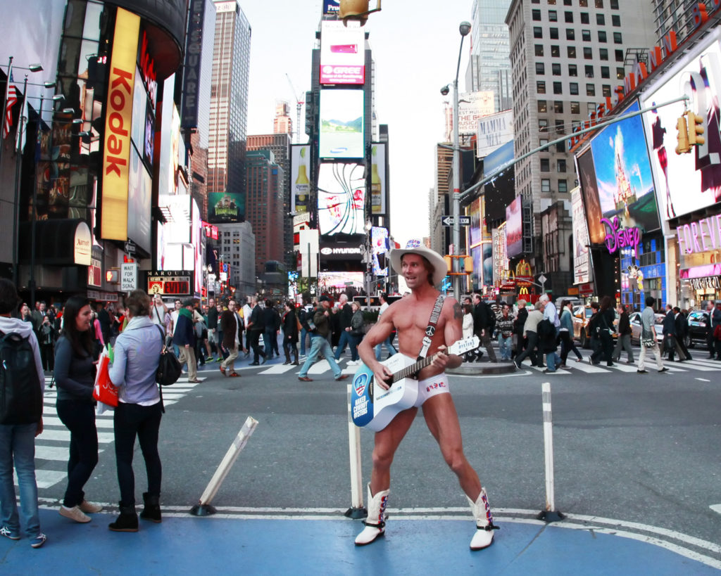 De Naked Cowboy Op Times Square In New York Hey Usa