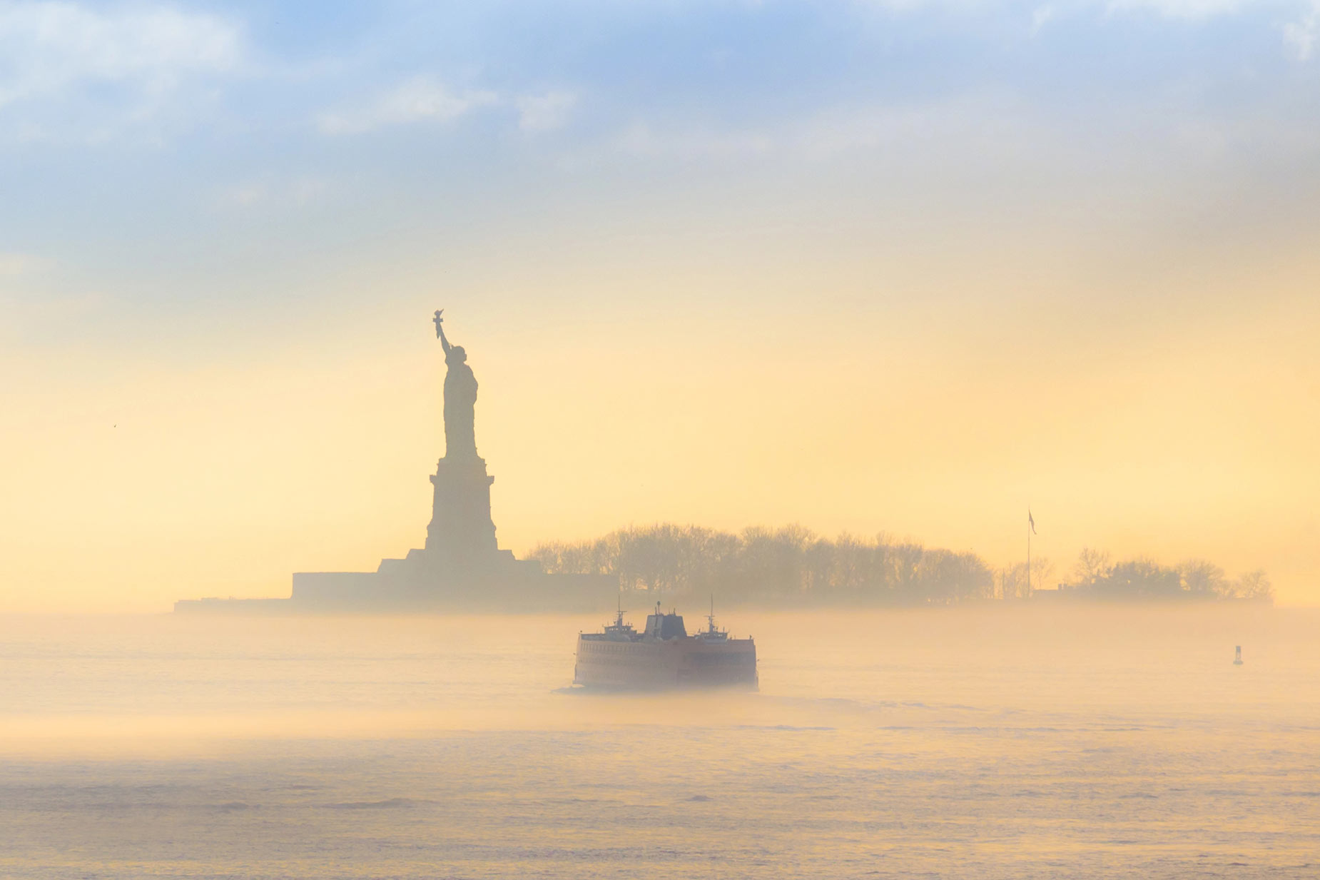 Staten Island Ferry met het Vrijheidsbeeld op de achtergrond