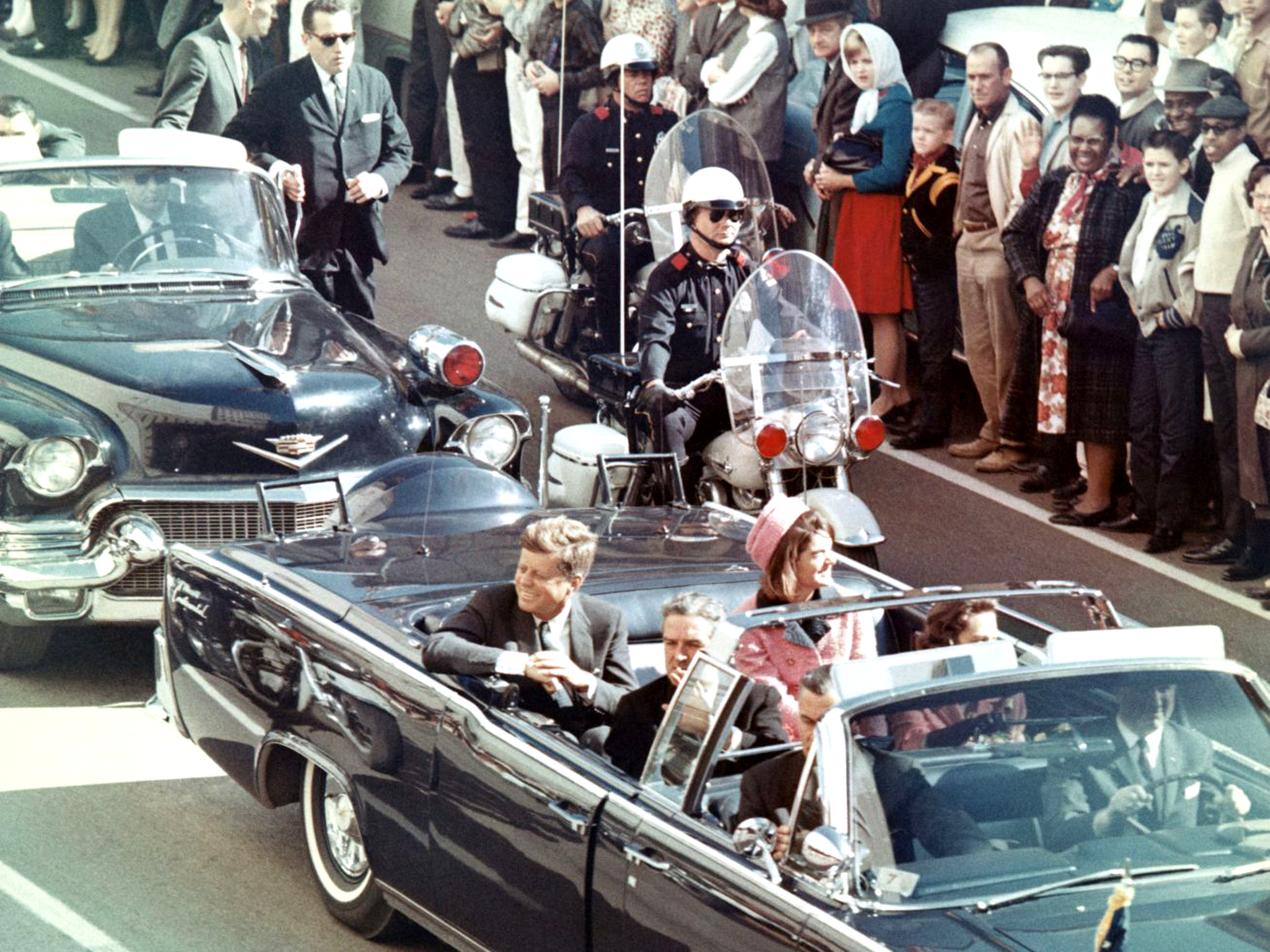 John F Kennedy vlak voor de aanslag in Dallas