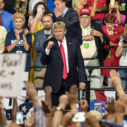 Donald Trump tijdens een verkiezings bijeenkomst in Florida