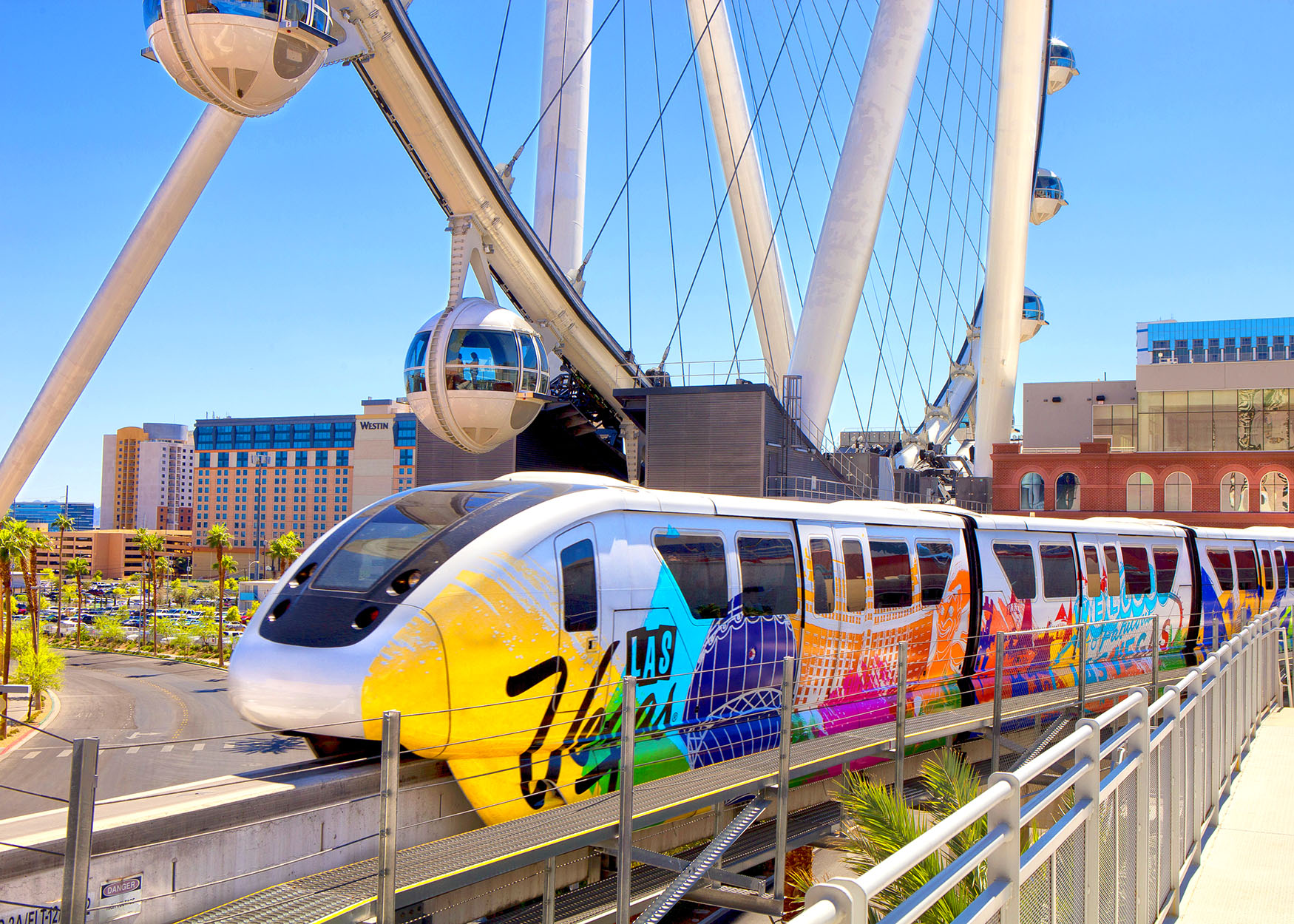 De Las Vegas Monorail passeert de 'High Roller' in The LINQ