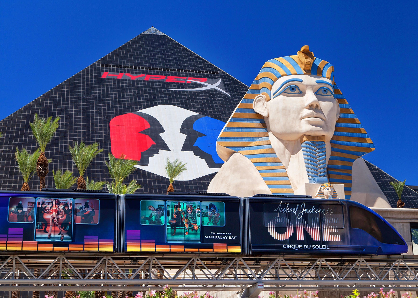 De gratis Mandalay Bay tram passeert het Luxor op weg naar Excalibur aan de Las Vegas Strip